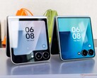 De Galaxy Z Flip 7 (rechts) had een groter coverdisplay dan de Galaxy Z Flip 6 (links).