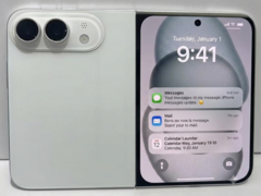 Een designmodel van de opvouwbare iPhone Ultra in het wit.