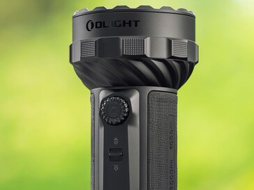 De Olight Marauder 3 wordt bediend met een draaiknop en een schakelaar voor de verlichtingsmodi.