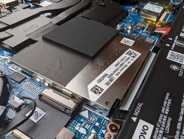 2x SODIMM-sleuven worden beschermd onder de aluminium afscherming