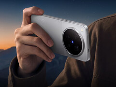 De X500 Pro Max is voorzien van een 200 MP-telelenssensor. Afgebeeld: een promotiefoto waarop de achterzijde van de telefoon te zien is.