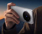 De X500 Pro Max is voorzien van een 200 MP-telelenssensor. Afgebeeld: een promotiefoto waarop de achterzijde van de telefoon te zien is.