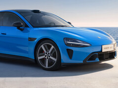 Xiaomi SU7 (2026) in de nieuwe kleur Capri Blue: De elektrische sportsedan krijgt meer dan alleen een kleine facelift. (Afbeeldingsbron: Xiaomi)