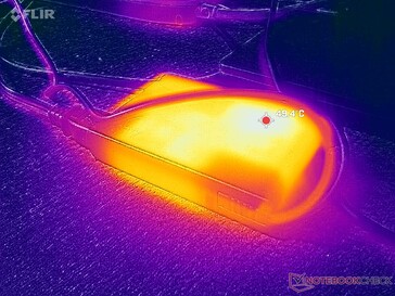 De netadapter bereikt een temperatuur van 50 °C bij zware belasting