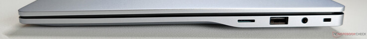 Rechts: microSD-kaartlezer, USB-A 3.2 Gen.1 (5 Gbit/s), 3,5 mm audio, sleuf voor veiligheidsslot