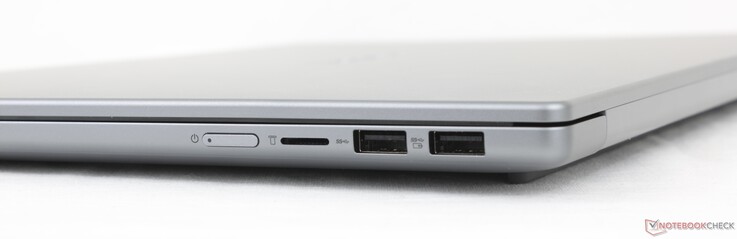Rechts: Aan/uit-knop, MicroSD-lezer, 2x USB-A 3.2 Gen. 1