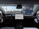 Een Tesla rijdt autonoom naar de parkeerplaats bij Giga Berlijn (Afbeelding bron: Tesla on X)