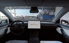 Een Tesla rijdt autonoom naar de parkeerplaats bij Giga Berlijn (Afbeelding bron: Tesla on X)