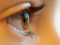Zachte contactlenzen ontsluiten direct nabij-infrarood zicht. Afgebeeld: Een menselijk oog - stockafbeelding. (Afbeeldingsbron: Adrian Gordon, Unsplash)