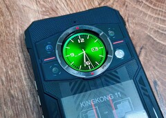 De infrarode LED's, die de nodige verlichting leveren voor nachtopnamen, zitten verborgen in de LED-flitsmodule aan de rechterkant.