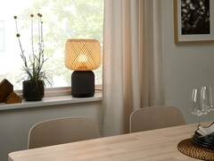 De IKEA SYMFONISK luidsprekerlamp met Wi-Fi heeft een nieuwe bamboe kap. (Afbeelding bron: IKEA)
