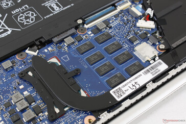 Gesoldeerde RAM-modules zitten tussen de CPU en de ventilator