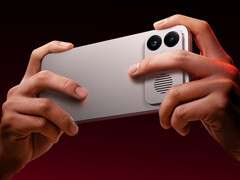 Het zou moeilijk zijn om de ventilatieopeningen van de koelventilator niet te blokkeren terwijl u de Redmi K90 Max vasthoudt (afgebeeld)