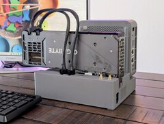 Beelink's mini PC eGPU dock is nu open-source. (Afbeeldingsbron: Notebookcheck / Allen Ngo)