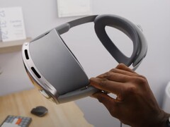 Samsung Galaxy XR headset. (Afbeeldingsbron: MKBHD op YouTube, screenshot)