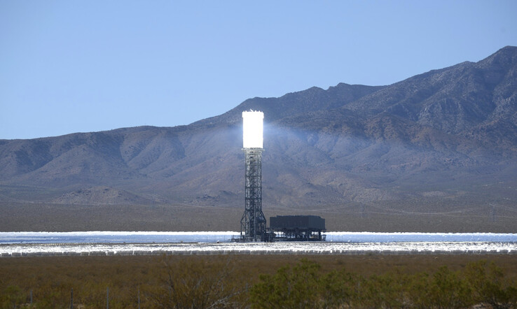 De Ivanpah zonne-energiecentrale in de Mojave-woestijn bij de grens tussen Californië en Nevada (foto) met hectares heliostaten. (Afbeeldingsbron: Laura Ockel op Unsplash)