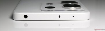 Boven: Hoofdtelefoonaansluiting, IR blaster, microfoon