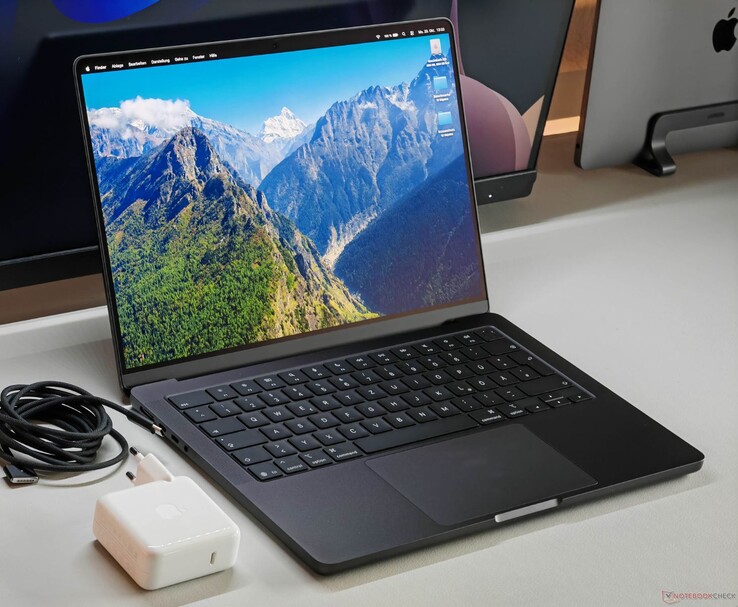 Apple MacBook Pro met M5-chip op een bureau naast de oplader en kabel. (Afbeeldingsbron: Notebookcheck)