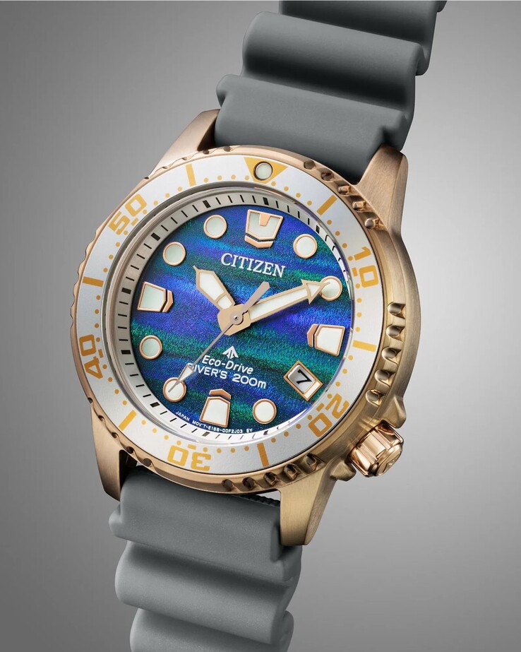 De unidirectionele lunette heeft duidelijke minutenmarkeringen en een lichtgevende pip op 12 uur.