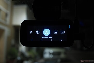 U kunt diverse functies rechtstreeks vanaf het display van de dashcam bedienen...