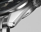 Zijaanzicht van de Grand Seiko SBGA531, met de 40 mm roestvrijstalen kast, de kroon en de gepolijste en geborstelde oppervlakken.