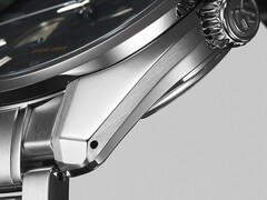 Zijaanzicht van de Grand Seiko SBGA531, met de 40 mm roestvrijstalen kast, de kroon en de gepolijste en geborstelde oppervlakken.