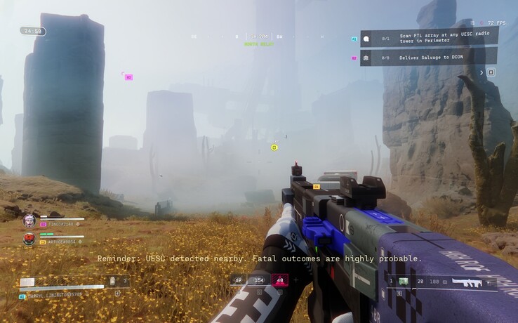 Mist bedekt een rotsachtig stuk van Perimeter terwijl Marathon's HUD factiedoelen en nabijgelegen UESC-bedreigingen volgt tijdens een live run.