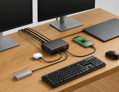 Een Belkin 12-in-1-dock aangesloten op een laptop, twee beeldschermen en andere randapparatuur in een desktopopstelling