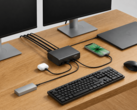 Een Belkin 12-in-1-dock aangesloten op een laptop, twee beeldschermen en andere randapparatuur in een desktopopstelling