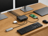 Een Belkin 12-in-1-dock aangesloten op een laptop, twee beeldschermen en andere randapparatuur in een desktopopstelling