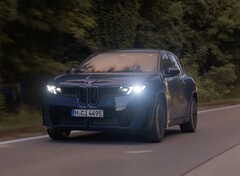De BMW iX3 elektrische SUV heeft een indrukwekkende actieradius van 626 mijl met nog 12 mijl op de klok. (Afbeelding bron: BMW Group via YouTube)
