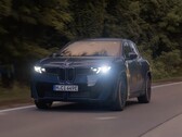 De BMW iX3 elektrische SUV heeft een indrukwekkende actieradius van 626 mijl met nog 12 mijl op de klok. (Afbeelding bron: BMW Group via YouTube)