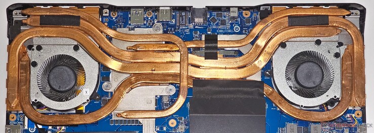 De Crosshair 16 HX AI heeft een koelsysteem met twee ventilatoren en vijf heatpipes