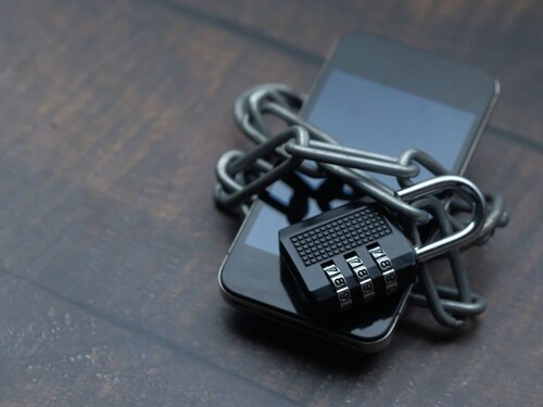 Smartphone met een kettingslot