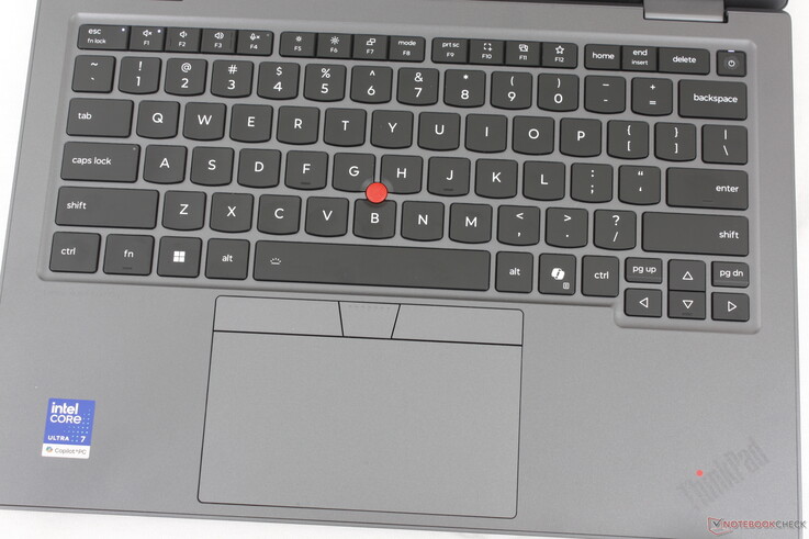 Comfortabel toetsenbord met een toetsaanslag van 1,5 mm en een iets groter clickpad dan bij de ThinkPad X1 2-in-1 Gen 10 (12 x 6,5 cm versus 12 x 5,6 cm)