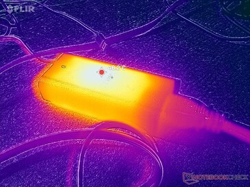 De netadapter bereikt bij zware belasting een temperatuur van meer dan 48 °C