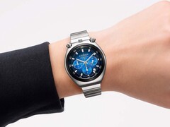 Een Citizen Tsuno Chronograph met een blauwe wijzerplaat met kleurverloop en een roestvrijstalen horlogeband, gedragen om een pols tegen een witte achtergrond.