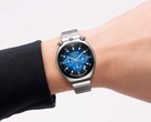 Een Citizen Tsuno Chronograph met een blauwe wijzerplaat met kleurverloop en een roestvrijstalen horlogeband, gedragen om een pols tegen een witte achtergrond.