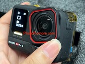De gelekte afbeelding van de Insta360 Ace Pro 2 onthulde de tekst 'dual AI chip' onder het display aan de voorkant. (Afbeeldingsbron: PhotoRumors)