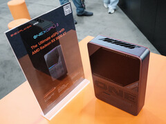 De OneXGPU 3 is uitgerust met de desktop Radeon 9070 XT GPU. Afgebeeld: een demo-unit van de eGPU. (Afbeeldingsbron: OneXPlayer)