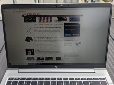 De HP ProBook 440 G8 buitenshuis gebruiken