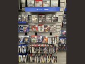 Een gangpad bij GameStop vol met fysieke PS3-spellen