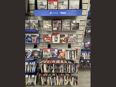 Een gangpad bij GameStop vol met fysieke PS3-spellen