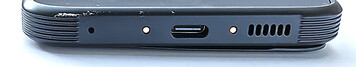 Onderkant: microfoon, USB-C-poort, luidsprekers
