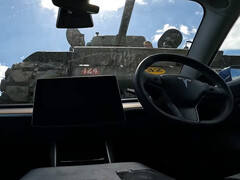 De Sherman tank die over een Tesla Model 3 heen klimt. (Afbeeldingsbron: LBD/YT)
