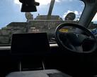 De Sherman tank die over een Tesla Model 3 heen klimt. (Afbeeldingsbron: LBD/YT)