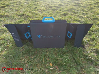 De opgevouwen Bluetti PV200 vooraan (met uitgeklapte Anker 621 erachter)