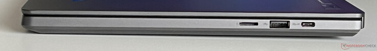 Rechts: microSD-kaartlezer, USB-A 3.2 Gen 2 (10 Gbit/s), USB-C 3.2 Gen 2 (10 GBit/s, DisplayPort 1.4, G-Sync)