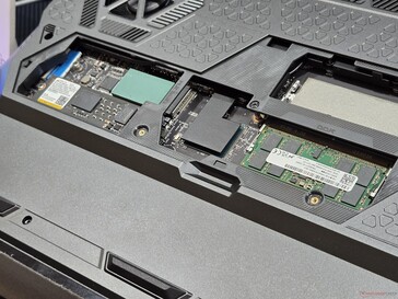 Directe toegang tot de RAM- en SSD-sleuven