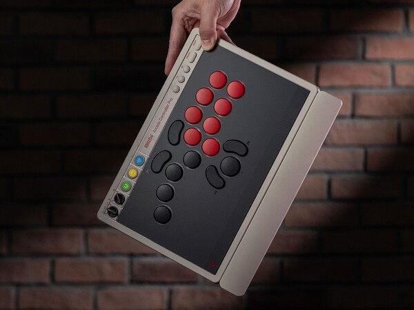 De 8BitDo Arcade Controller Pro is voorzien van een magnetische polssteun.